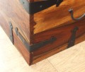 skrzynia-palisander-kolonialna-z-okuciami-płaska-góra