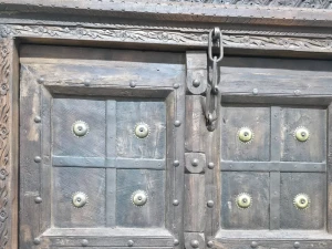 rękodzieło-rzeźbione-drzwi-drewno-odzyskane-metalowe-okucia
