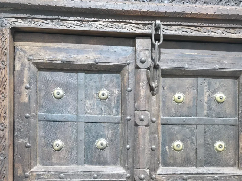 rękodzieło-rzeźbione-drzwi-drewno-odzyskane-metalowe-okucia
