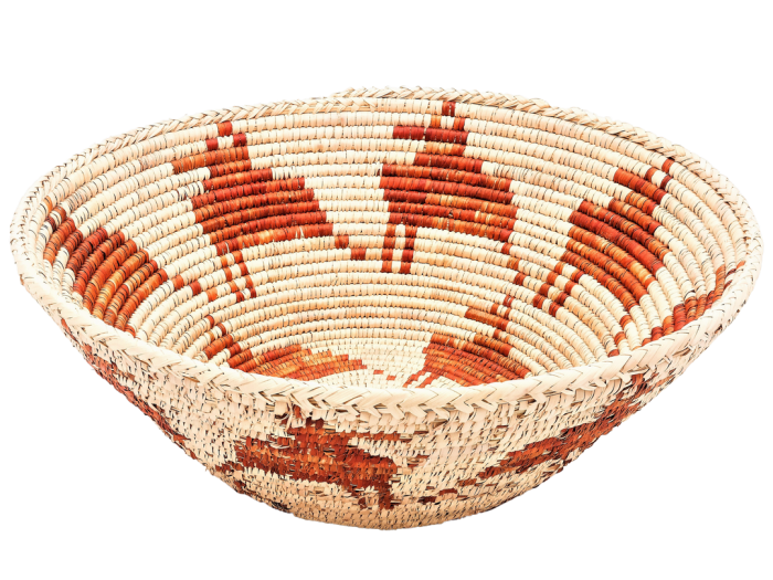beżowa-misa-wyplatana-z-liści-palmy-rude-wzory